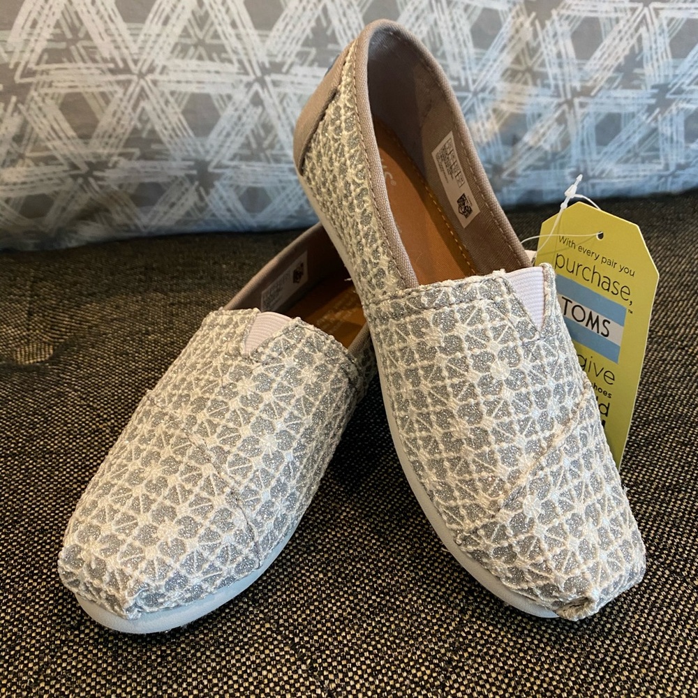 NWT~ TOMS Classic Silver Lace Glimmer Youth 2